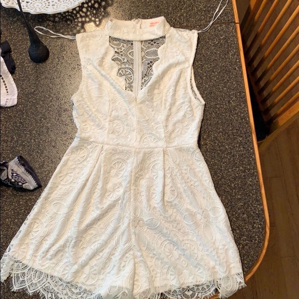 Cute lace romper that fits like medium